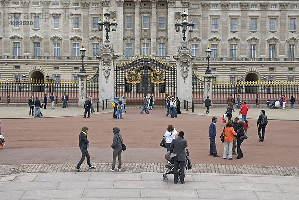 Touristen vor Buckingham Palace  London  England  Großbritannien  Europa