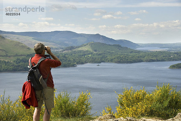 Wanderer mit Feldstecher bei Aussichtspunkt Surprise View   See  Derwent Water  Derwentwater  Lake District  Cumbria  Nord England  Großbritannien  Europa