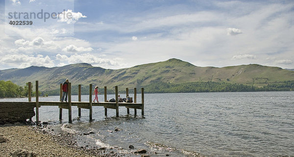 Steg mit Personen  Hügelkette  See  Derwent Water  Derwentwater  Lake District  Cumbria  Nord England  Großbritannien  Europa
