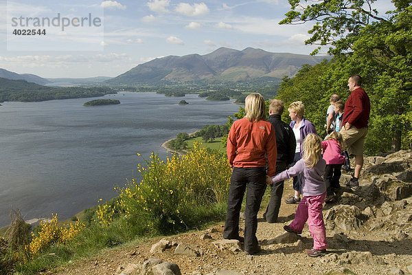 Aussichtspunkt Surprise View   Familie  Derwent Water  Derwentwater  Lake District  Cumbria  Nord England  Großbritannien  Europa