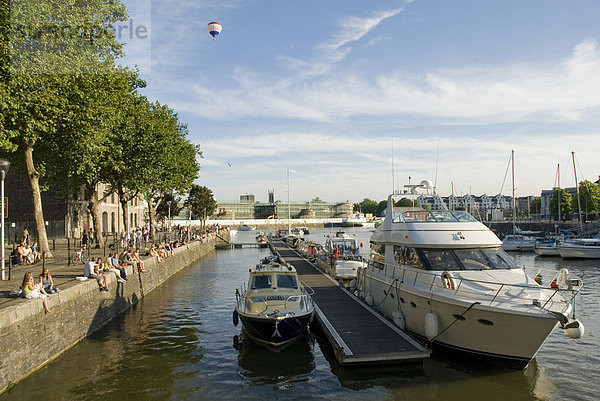 Personen auf Hafenmauer  Yacht  Motorboote  Heißluftballon  Hafen  Bristol  England  Großbritannien  Europa