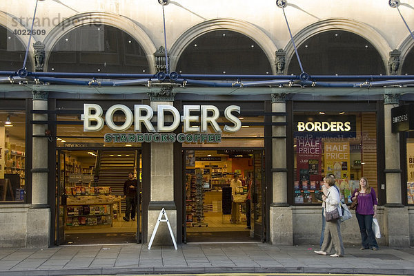 Buchhandlung Borders  Eingang  Personen  Bristol  England  Großbritannien  Europa