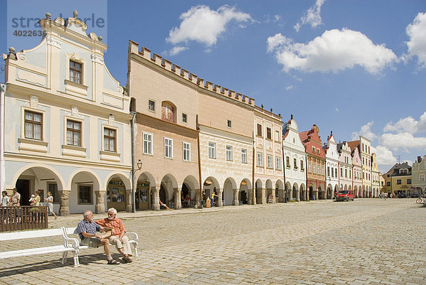 'Alte Häuser und Personen  Renaissance  Fassade  Torbogen  UNESCO Weltkulturerbe  Hauptplatz  Marktplatz  Altstadt  Telč