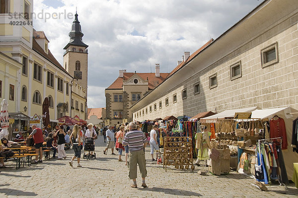 'Marktstände  Touristen  Kirchturm  Renaissance  UNESCO Weltkulturerbe  Altstadt  Hauptplatz  Marktplatz  Telč