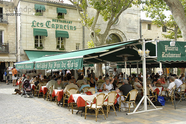 Restaurant  Personen  Hauptplatz  Aigues Mortes  Petite Camargue  Gard  Languedoc Roussillon  Frankreich  Europa