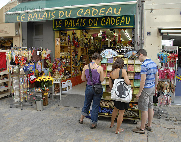 Touristen vor Geschäft  Aigues Mortes  Petite Camargue  Gard  Languedoc Roussillon  Frankreich  Europa