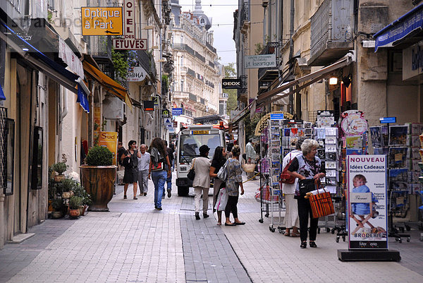 Personen in Gasse  Geschäfte  Altstadt  Montpellier  HÈrault  Languedoc Roussillon  Frankreich  Europa
