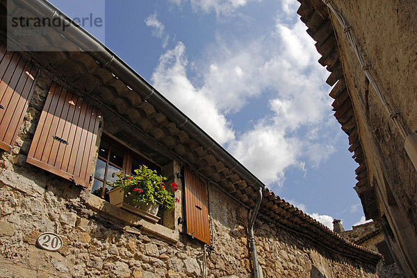 Hausfassade  enge Gasse  altes Dorf  Saint Guilhem le Desert  Herault  Languedoc-Roussillon  Frankreich  Europa Hausfassade