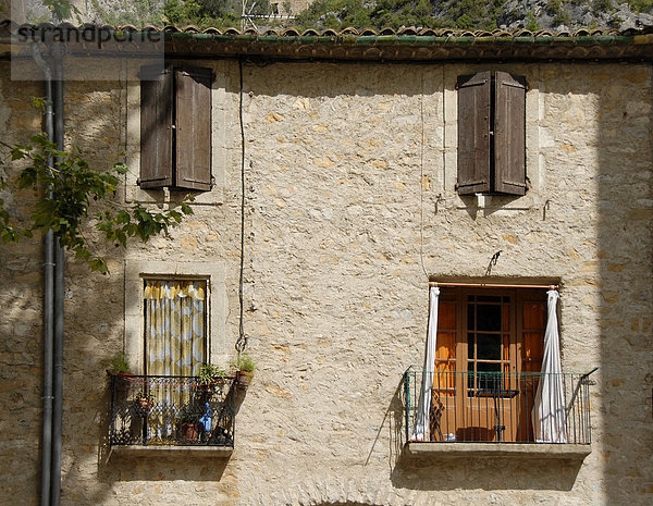 Hausfassade  altes Haus  Saint Guilhem le Desert  Herault  Languedoc-Roussillon  Frankreich  Europa Hausfassade