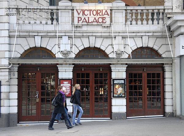 Theater  Victoria Palace  Personen  London  England  Großbritannien  Europa