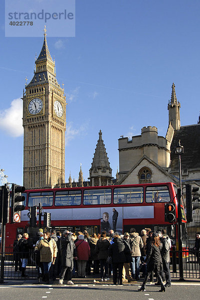 Touristen  roter Bus  Big Ben  London  England  Großbritannien  Europa