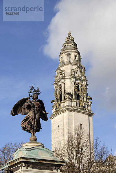 Statue Ladysmith Kimberley  Rathaus  Turm  Cardiff  Wales  Großbritannien  Europa