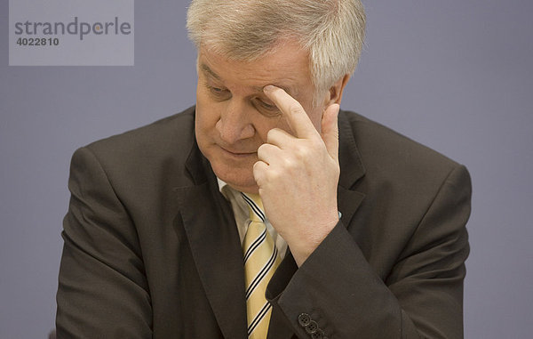 Horst Seehofer  Bundesparteivorsitzender der CSU und Ministerpräsident von Bayern  während einer Bundespressekonferenz  Berlin  Deutschland  Europa