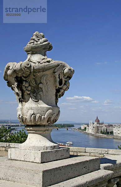 Aussicht von Burg auf das Parlament  Budapest  Ungarn  Europa