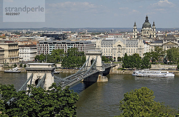 Kettenbrücke  hinten die Hl. Stephan Basilika  Budapest  Ungarn  Europa