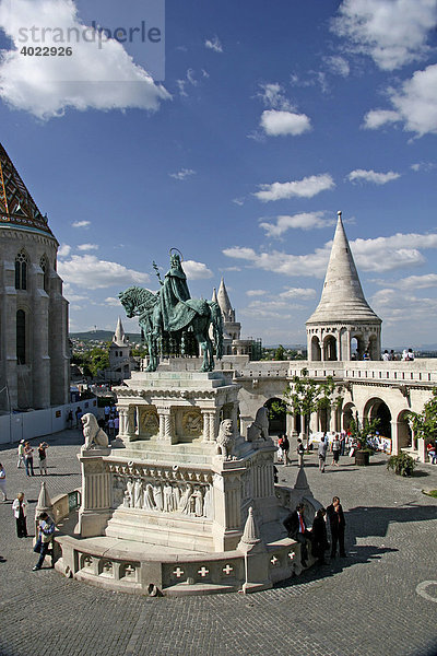 Statue vom König Hl. Stephan vor der Fischerbastei  Budapest  Ungarn  Europa