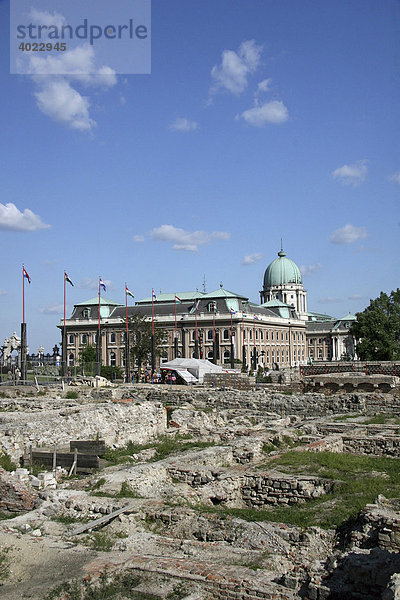 Römische Ausgrabungen im Burgviertel  hinten der Burgpalast  Budapest  Ungarn  Europa