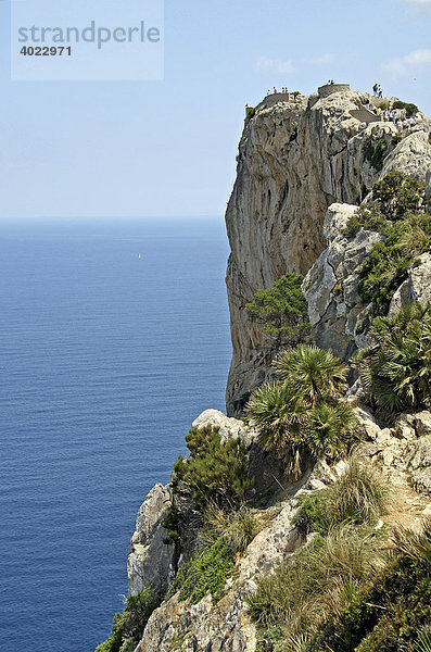 Besucherterrasse Mirador es Colomer auf der Halbinsel Formentor  Mallorca  Balearen  Spanien  Europa