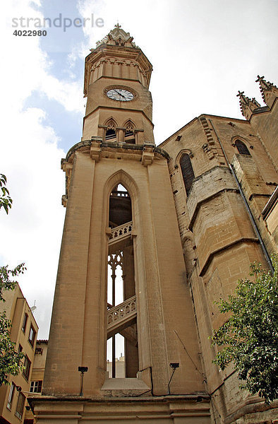 Glockenturm mit Treppen  Kirche Nostra Senyora dels Dolors  Pfarrkirche  Manacor  Mallorca  Balearen  Spanien  Europa