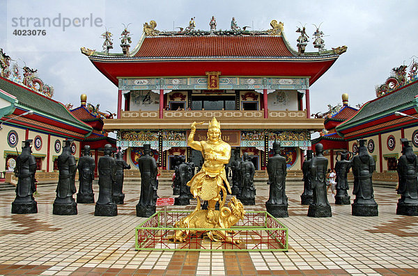 Statuen im Innenhof  Chinesischer Palasttempel Viharnra Sien  auch Anek Kusala Sala  Silverlake  Provinz Chonburi  Thailand  Asien
