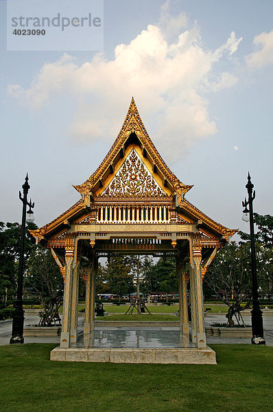 Pavillon  Wat Sothon Wararam Woravihan  buddhistische Tempelanlage  Chachoengsao  nahe Bangkok  Thailand  Asien