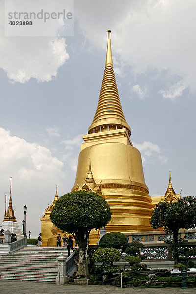 Phra Siratana Chedi  Grand Palace  Wat Phra Kaeo  buddhistische Tempelanlage  Bangkok  Thailand  Asien