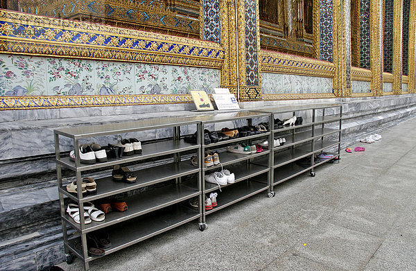 Schuhabtellplatz vor dem Eingang in den Tempel  Wat Phra Kaeo  Grand Palace  Bangkok  Thailand  Asien