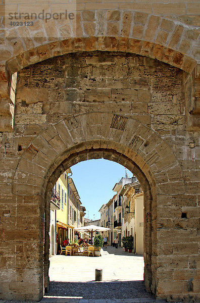 Tor  Stadtmauer  Altstadt  Alcudia  Mallorca  Balearen  Spanien  Europa