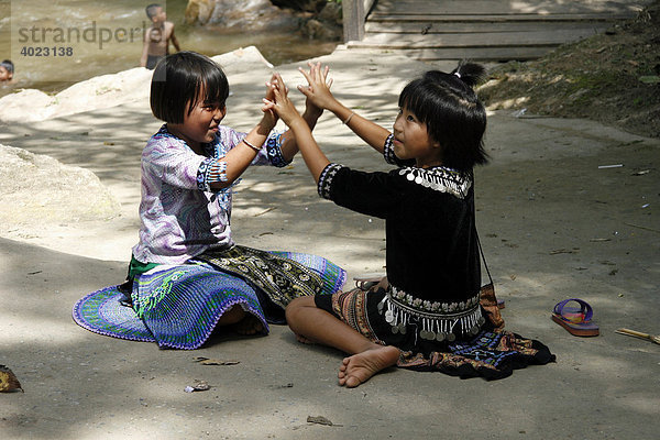Spielende Kinder  Mae Sa Valley  Dschungel  nähe Chiang Mai  Thailand  Asien