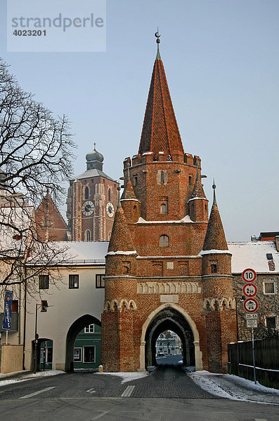 Kreuztor  1385  Wahrzeichen  Stadtmauer  Winter  Ingolstadt  Bayern  Deutschland  Europa
