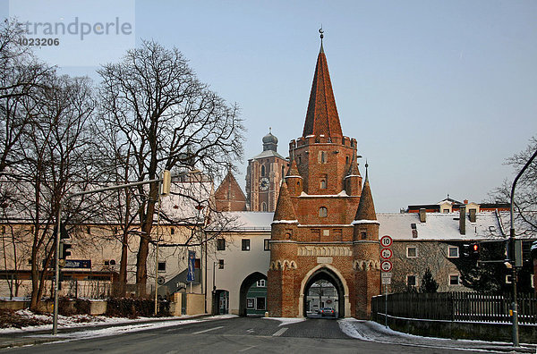 Kreuztor  1385  Wahrzeichen  Stadtmauer  Winter  Ingolstadt  Bayern  Deutschland  Europa