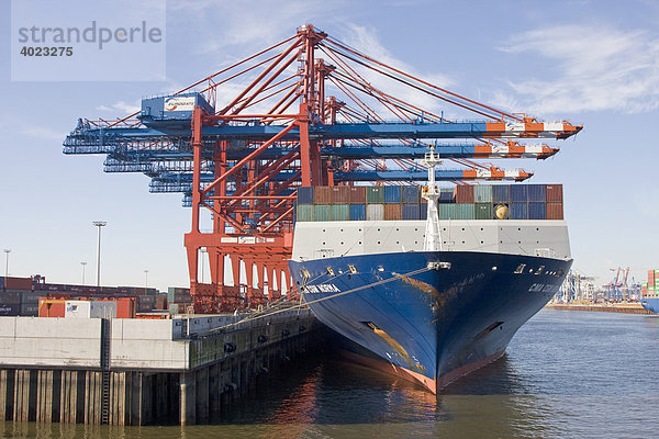 Beladung eines Containerschiffes im Hamburger Hafen  Hamburg  Deutschland  Europa