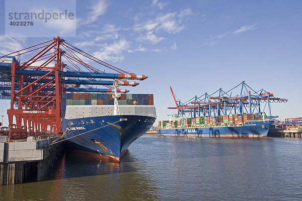 Beladung eines Containerschiffes im Hamburger Hafen  Hamburg  Deutschland  Europa