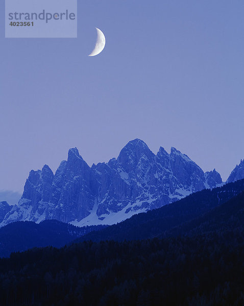 Geislergruppe mit Mond  Villnößtal  Südtirol  Italien  Europa