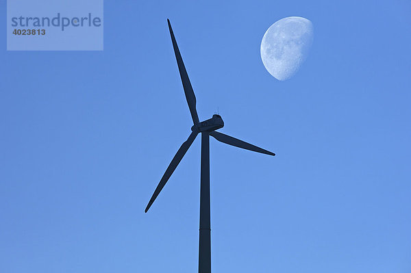 Windkraftanlage mit Mond