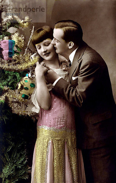 Mann und Frau  Kuss vor geschmücktem Tannenbaum  Weihnachten  Postkartenmotiv  um 1900 Mann und Frau