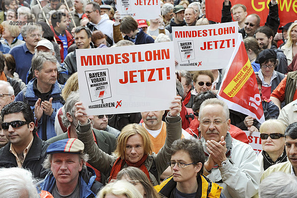 Schild Bayern voran! Mindestlohn jetzt! DGB Bayern Volksbegehren  Kundgebung auf dem Marienplatz  1. Mai  München  Oberbayern  Bayern  Deutschland  Europa