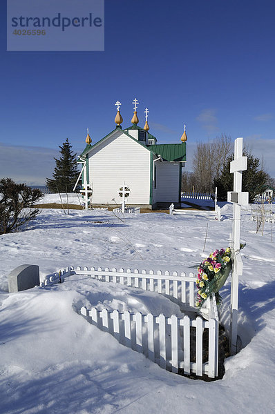 Russisch-orthodoxe Kirche mit Friedhof im Winter in Ninilchik  Kenai-Peninsula  Alaska  USA  Nordamerika