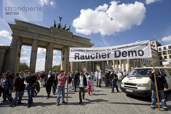 Wirte und Gäste demonstrieren gegen das Rauchverbot in Gaststätten  Berlin  Deutschland  Europa
