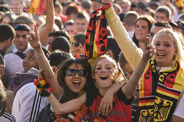 Junge Fans schauen das Finalspiel der Fußball EM auf der Berliner Fanmeile  Berlin  Deutschland  Europa