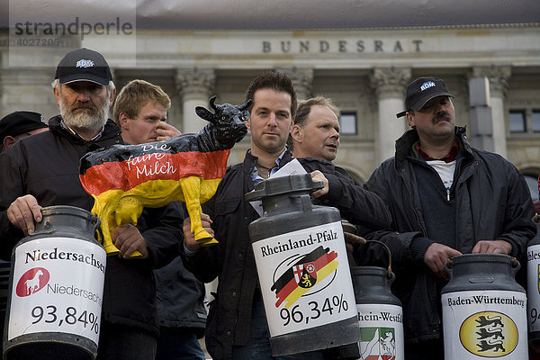 Mitglieder des Bundesverbands Deutscher Milchviehhalter demonstrieren in Berlin für faire Milchpreise  Berlin  Deutschland  Europa