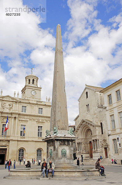 Obelisk  Hotel de Ville  Rathaus und Kathedrale Saint Trophime  Place de la Republique  Arles  Bouches-du-Rhone  Provence-Alpes-Cote d'Azur  Südfrankreich  Frankreich  Europa
