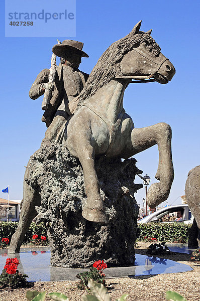 Statue von Viehtreiber auf Camargue-Pferd  Les Saintes-Maries-de-la-Mer  Camargue  Bouches-du-Rhone  Provence-Alpes-Cote d'Azur  Südfrankreich  Frankreich  Europa