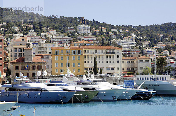 Schiffe im Hafen  Nizza  Alpes-Maritimes  Provence-Alpes-Cote d'Azur  Südfrankreich  Frankreich  Europa