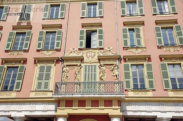 Hausfassade mit Balkon  Nizza  Alpes-Maritimes  Provence-Alpes-Cote d'Azur  Südfrankreich  Frankreich  Europa