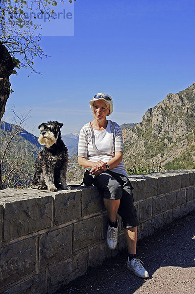 Frau mit Zwergschnauzer  Gorges de Daluis  Alpes-Maritimes  Provence-Alpes-Cote d'Azur  Südfrankreich  Frankreich  Europa