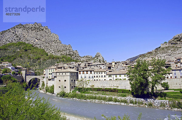 Entrevaux am Fluss Var  Alpes-de-Haute-Provence  Provence-Alpes-Cote d'Azur  Südfrankreich  Frankreich  Europa
