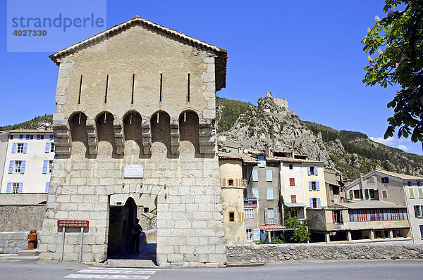 Stadttor und Festung  Entrevaux  Alpes-de-Haute-Provence  Provence-Alpes-Cote d'Azur  Südfrankreich  Frankreich  Europa