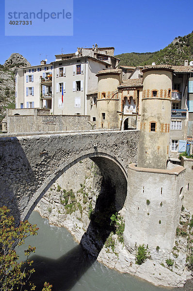 Stadttor und Brücke  Entrevaux  Alpes-de-Haute-Provence  Provence-Alpes-Cote d'Azur  Südfrankreich  Frankreich  Europa