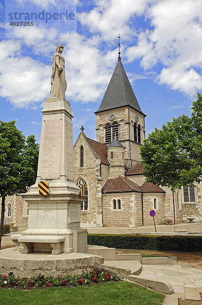 Kriegerdenkmal und Kirche  Villars-les-Dombes  Rhone-Alpes  Ain  Frankreich  Europa
